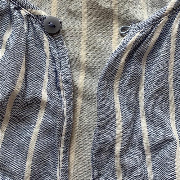 Old Navy flutter sleeve/vertical stripe/100viscose - Picture 3 of 8